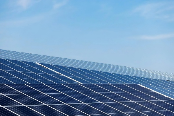 Les entreprises photovoltaïques s'affluent pour entrer dans l'industrie aérospatiale commerciale